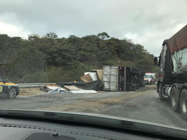 Caminhão tomba e interdita completamente trecho da BR-381