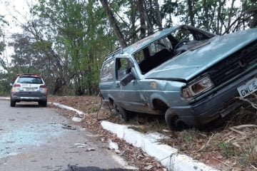 Parati é abandonada após capotamento no trevo do João XXIII em Itabira