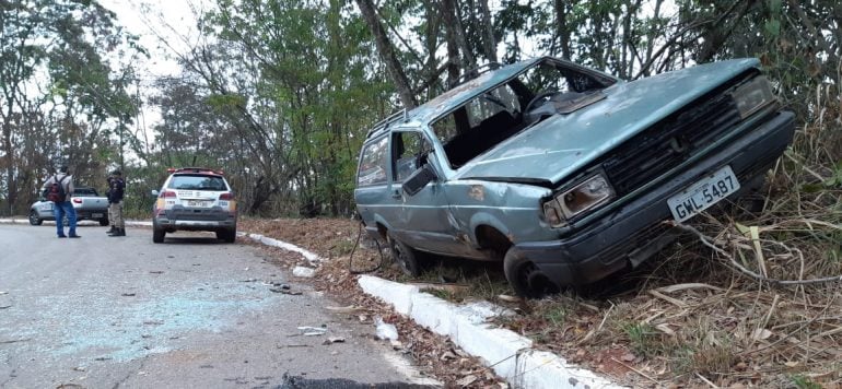 Parati é abandonada após capotamento no trevo do João XXIII em Itabira