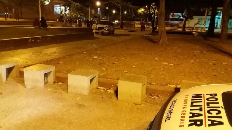 Jovem tem motocicleta levada durante assalto na praça Acrísio Alvarenga