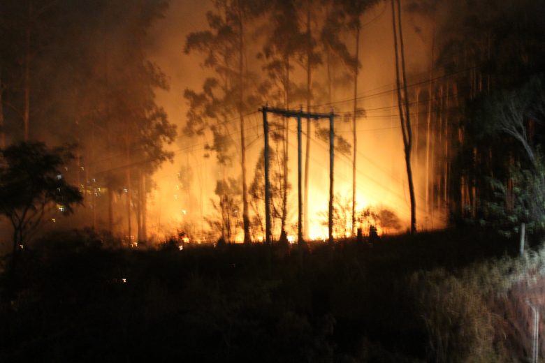Bombeiros de Itabira são acionados para combater incêndio em área da Vale