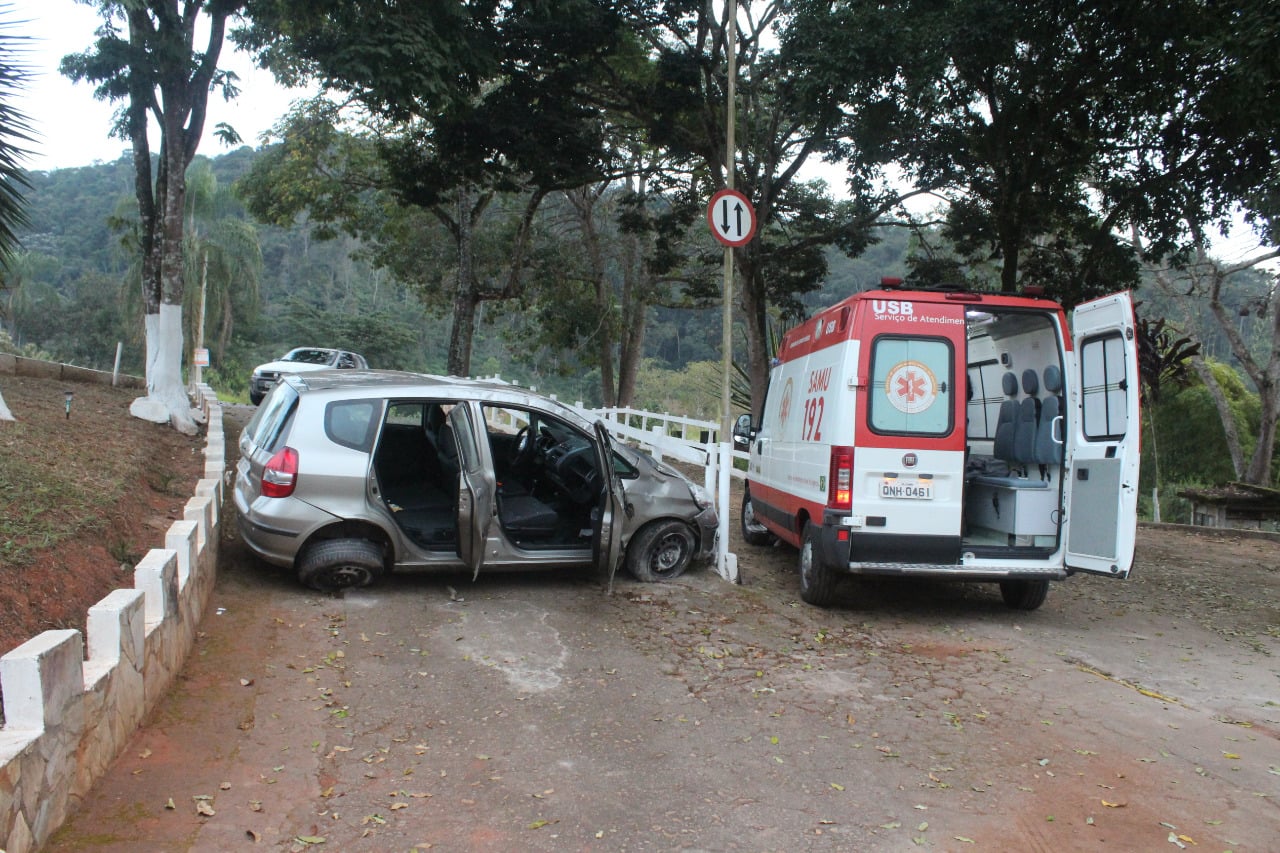 Rapaz de 21 anos capota carro em Itabira