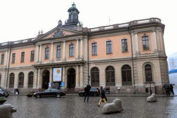 Após polêmica no ano passado, Academia Sueca entrega Prêmio Nobel de Literatura