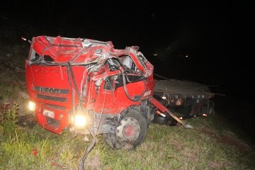 Motorista é socorrido em estado grave após capotar caminhão em ribanceira em Itabira