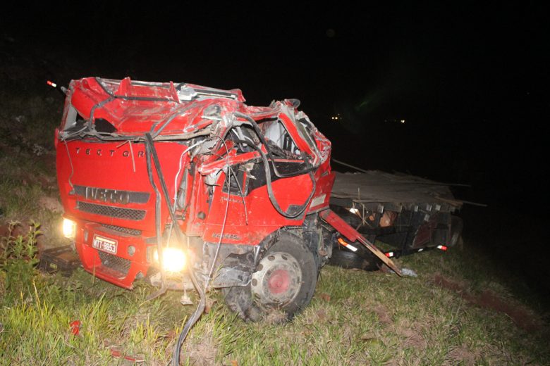 Motorista é socorrido em estado grave após capotar caminhão em ribanceira em Itabira