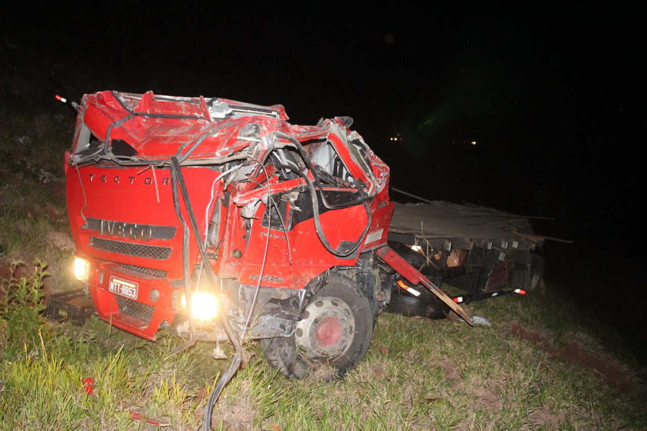 Motorista é socorrido em estado grave após capotar caminhão em ribanceira em Itabira