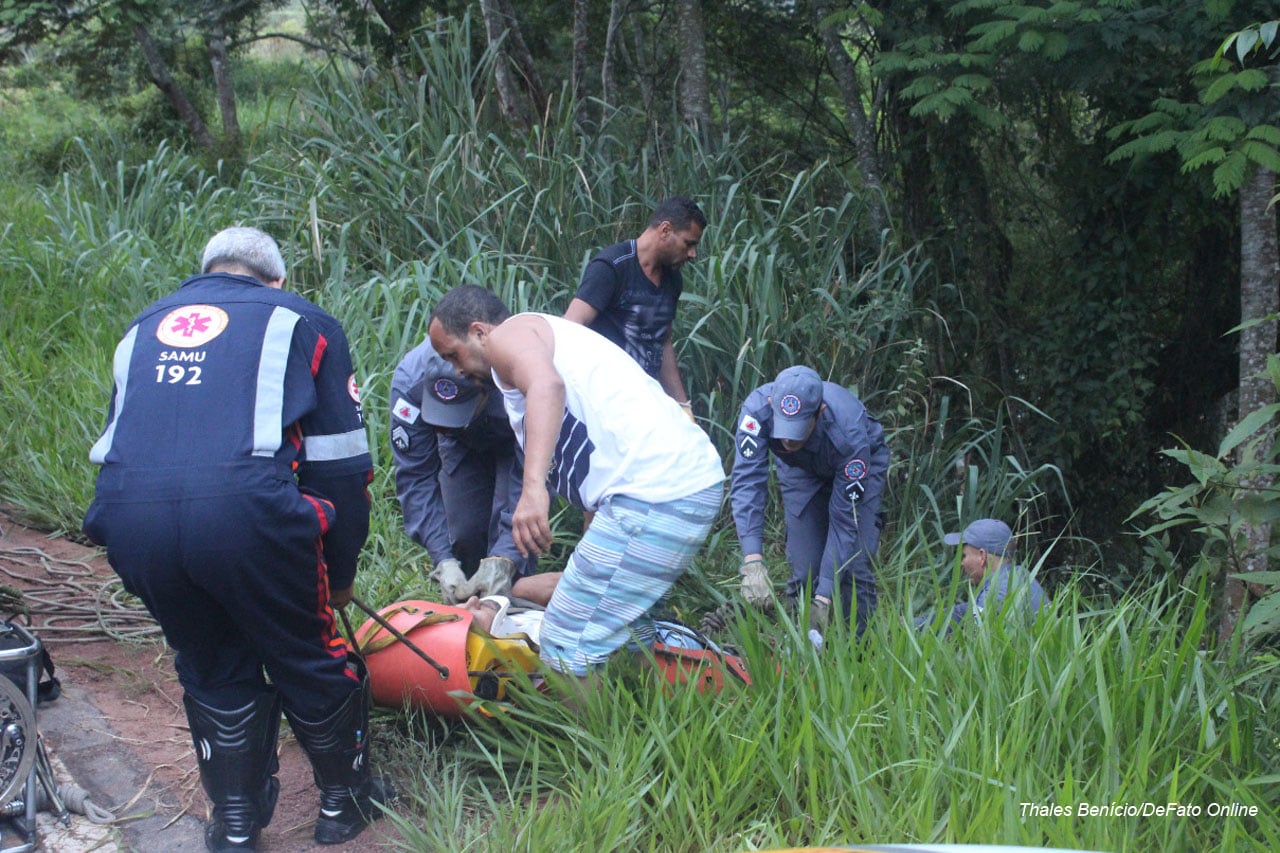 Ferragens caem de caminhão na BR-381 e provocam acidente