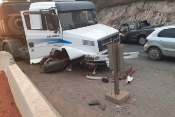 Duas pessoas ficam gravemente feridas em acidente entre caminhonete e carreta na BR-381