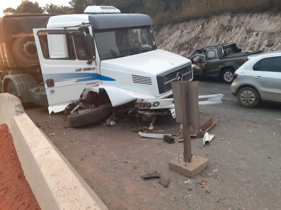 Duas pessoas ficam gravemente feridas em acidente entre caminhonete e carreta na BR-381