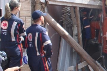 Samu e bombeiros socorrem vítimas de acidente no Fênix, em Itabira