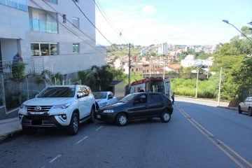 Mulher fica ferida ao bater o carro no Centro de Itabira