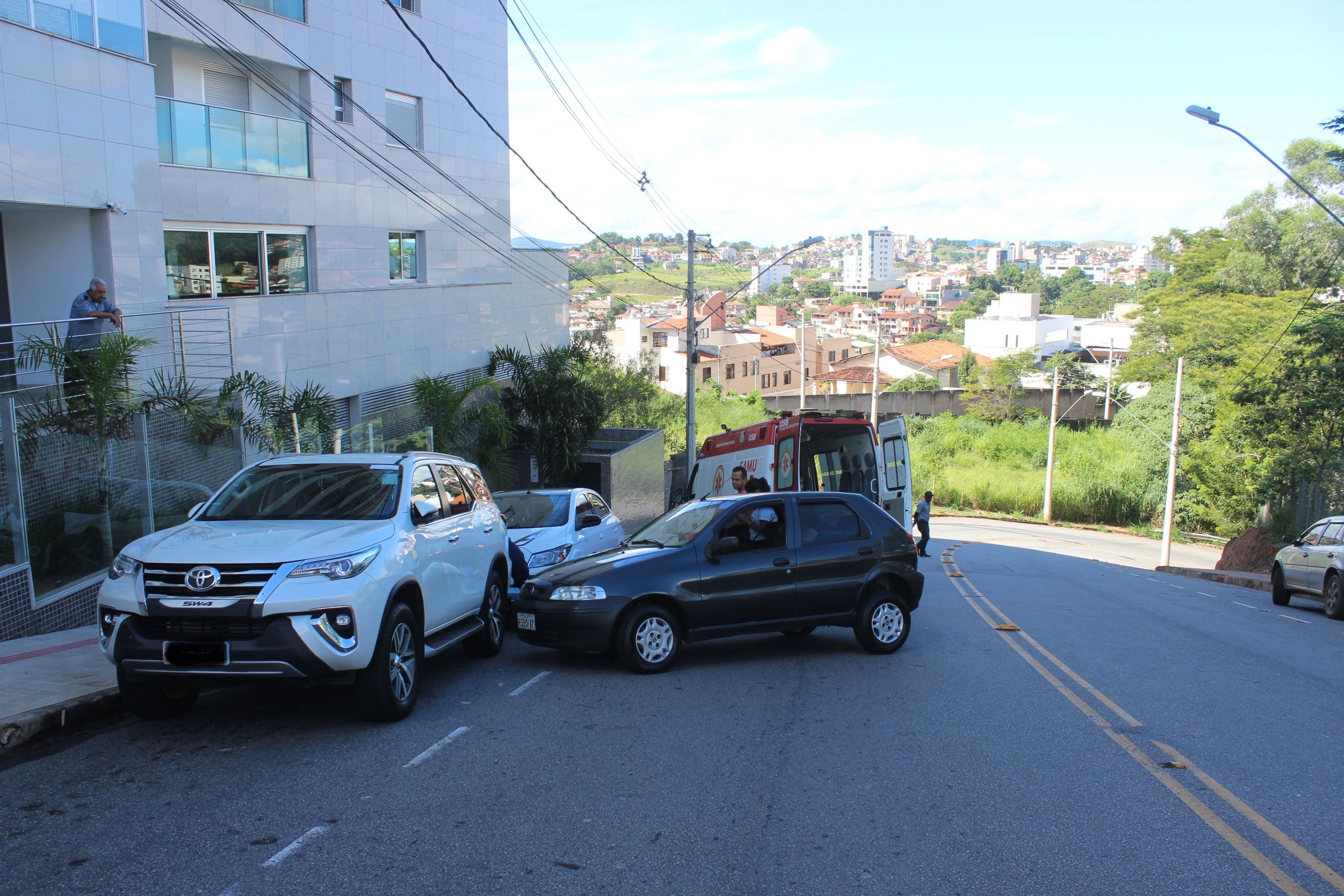 Mulher fica ferida ao bater o carro no Centro de Itabira