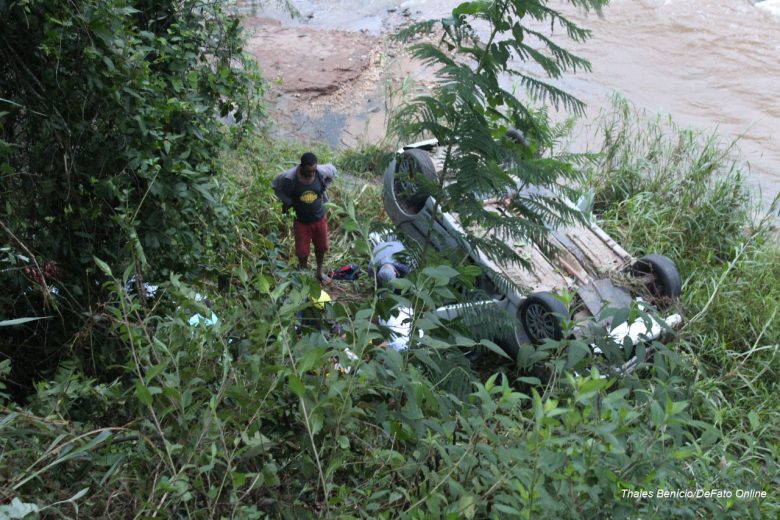Cinco da mesma família ficam feridos em capotamento na MG-120