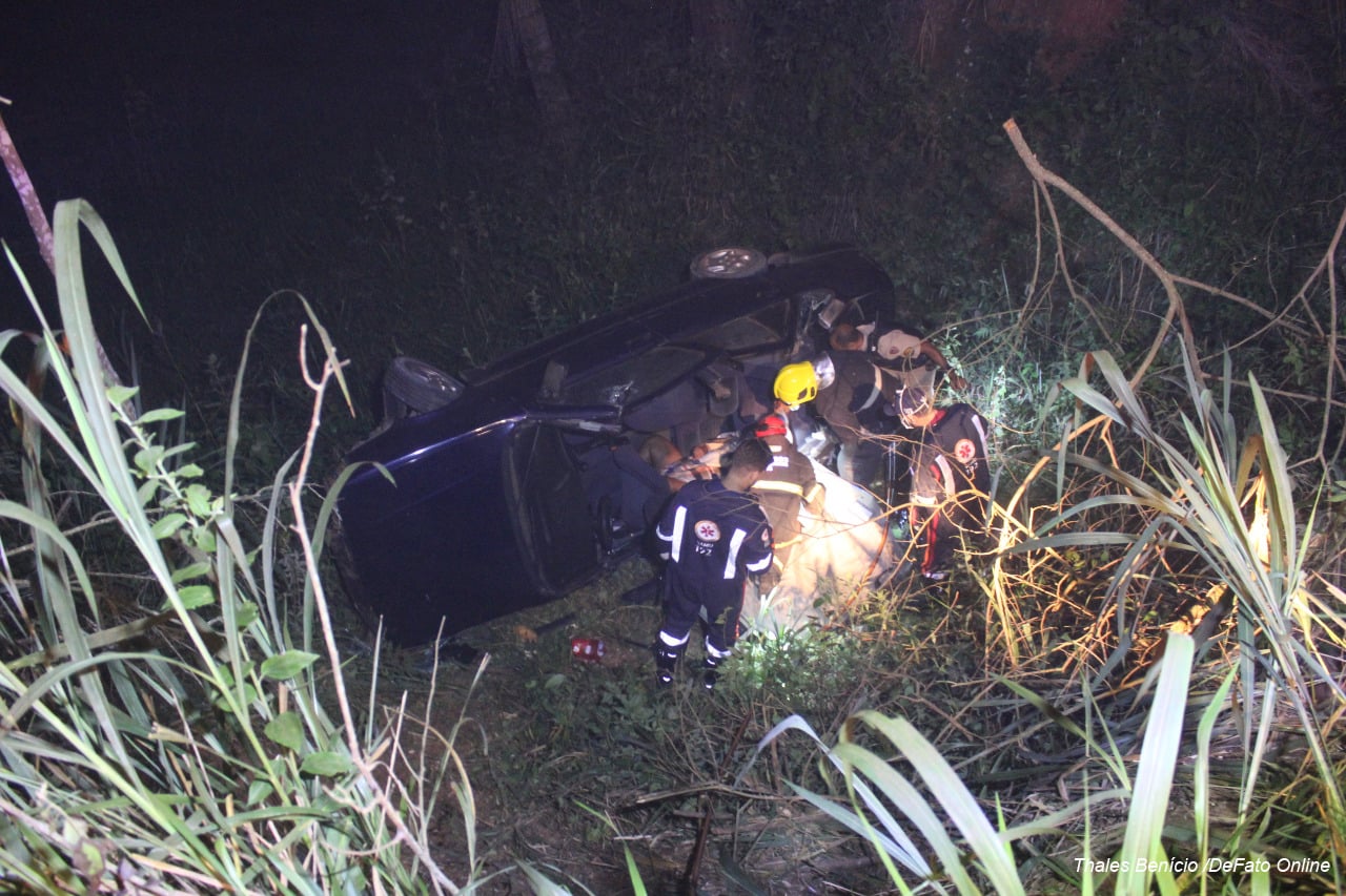 Carro dirigido por motorista inabilitado capota na MGC-120 e deixa quatro feridos