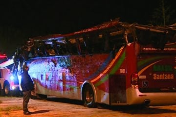 Ônibus capota e deixa ao menos dez mortos em rodovia paulista