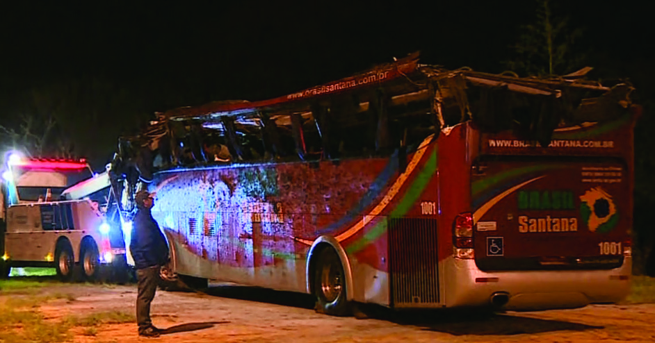 Ônibus capota e deixa ao menos dez mortos em rodovia paulista