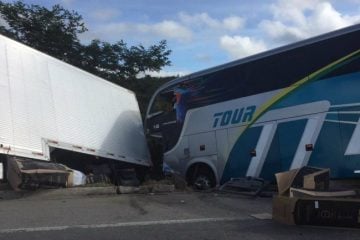 Ônibus com time sub-15 do Bahia colide em carreta e deixa dois mortos