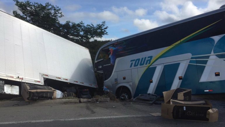 Ônibus com time sub-15 do Bahia colide em carreta e deixa dois mortos