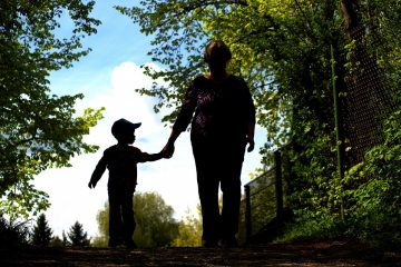 Mães adotivas e biológicas que são servidoras do Estado passam a ter direitos iguais na licença-maternidade