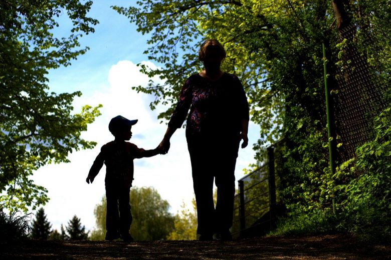 Mães adotivas e biológicas que são servidoras do Estado passam a ter direitos iguais na licença-maternidade