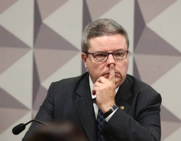 Anastasia cancela agenda em Itabira