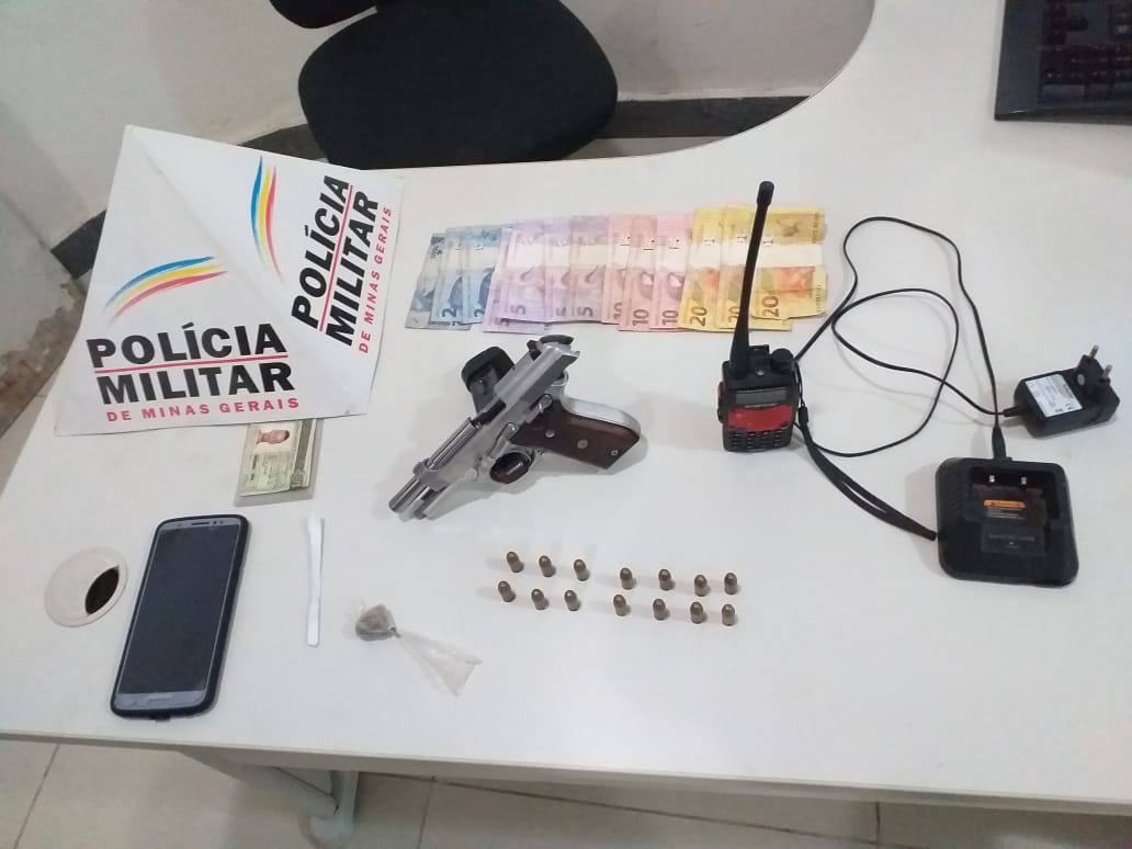 Dupla é presa com rádio comunicador, arma, munição e droga em Itabira