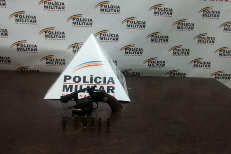 Homem é detido em Santa Bárbara com revólver pendurado em pescoço