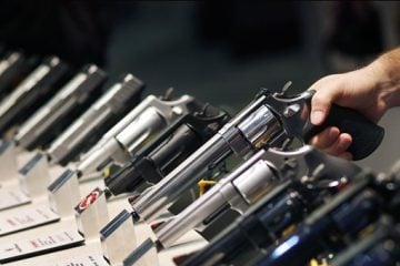 Ministra do STF dá cinco dias para Bolsonaro explicar decreto que amplia porte de armas