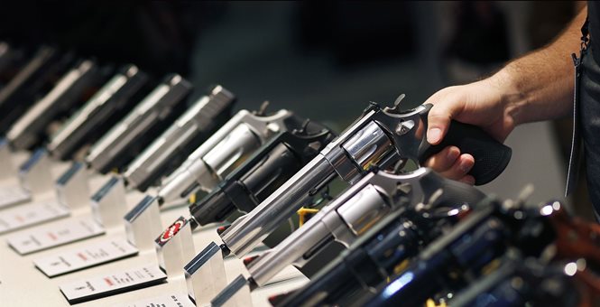 Ministra do STF dá cinco dias para Bolsonaro explicar decreto que amplia porte de armas