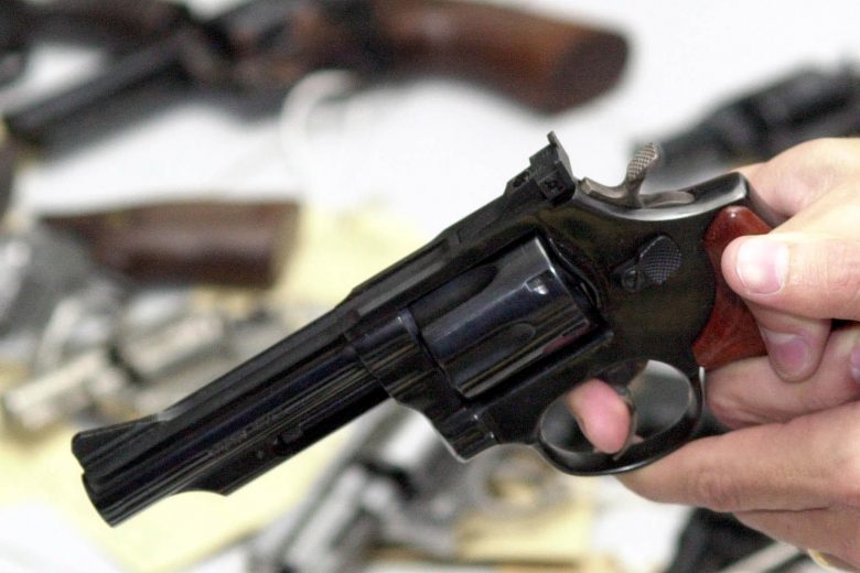 Decreto do presidente dá direito a porte de arma a políticos, advogados e jornalistas