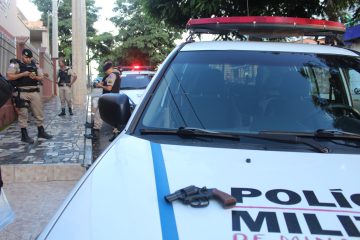PM apreende réplica de revólver com adolescente no bairro Amazonas em Itabira