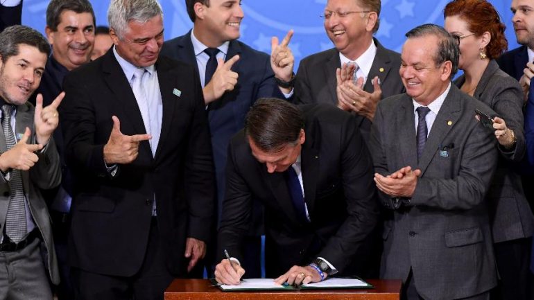 Por possíveis excessos, Câmara analisa decreto que flexibiliza uso de armas