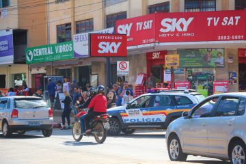Mulher é atropelada no centro de João Monlevade e motociclista foge sem prestar socorro