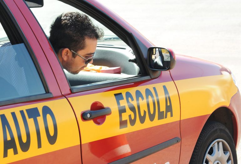 Autoescola contrata instrutor em Itabira