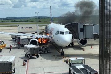 Esteira de bagagem da Latam pega fogo ao lado de aeronave em Confins