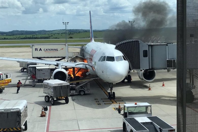 Esteira de bagagem da Latam pega fogo ao lado de aeronave em Confins