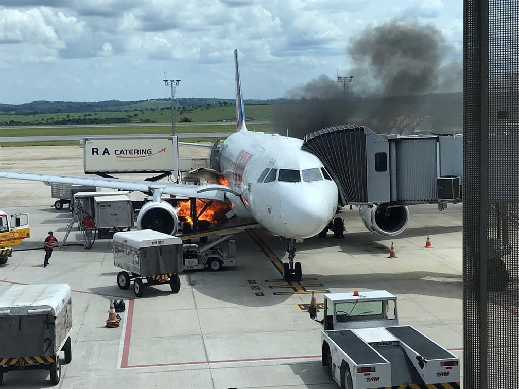 Esteira de bagagem da Latam pega fogo ao lado de aeronave em Confins