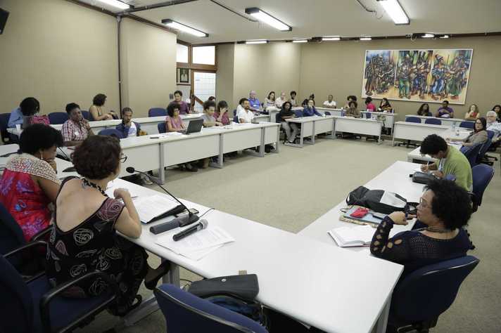 Comissão da UFMG faz conferência de candidatos às cotas raciais que se declararam negros