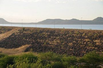 Prefeitura tenta tirar famílias de área de risco em barragem do Ceará