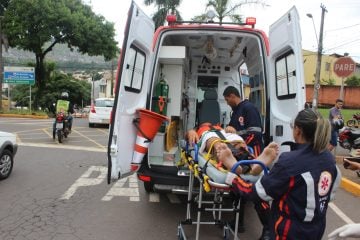 Motoqueiro e garupeiro ficam feridos numa colisão em Itabira