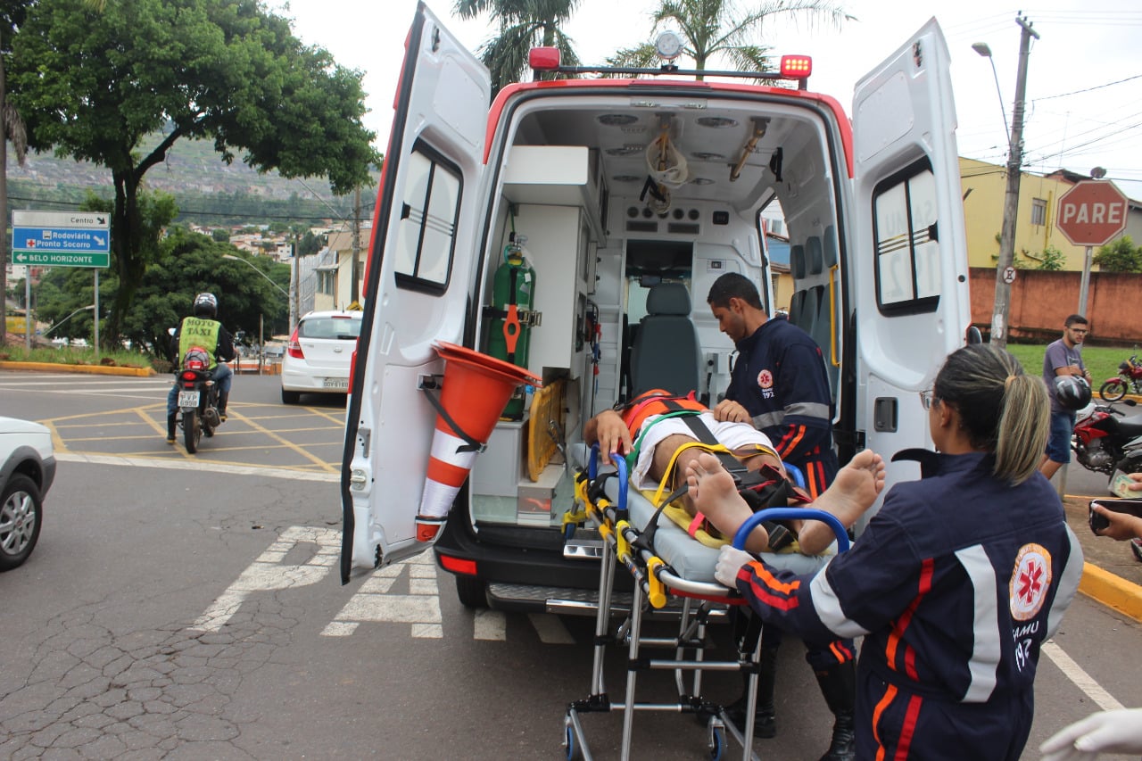 Motoqueiro e garupeiro ficam feridos numa colisão em Itabira