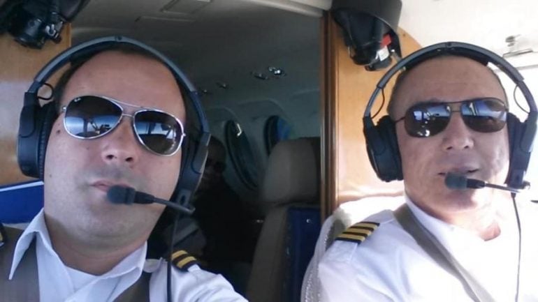 Piloto morre durante voo e copiloto assume comando da aeronave