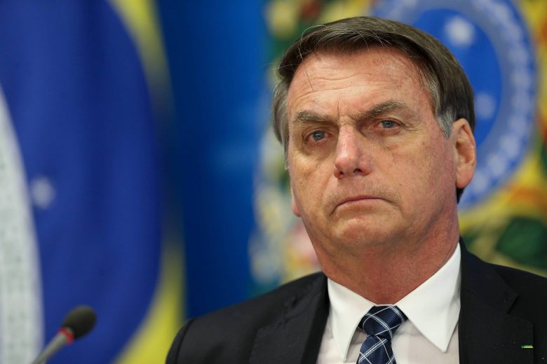 Bolsonaro assina MP que acaba com publicação de balanços de empresas em jornais