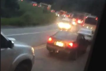 Acidente e fluxo intenso complicam trânsito na BR-381