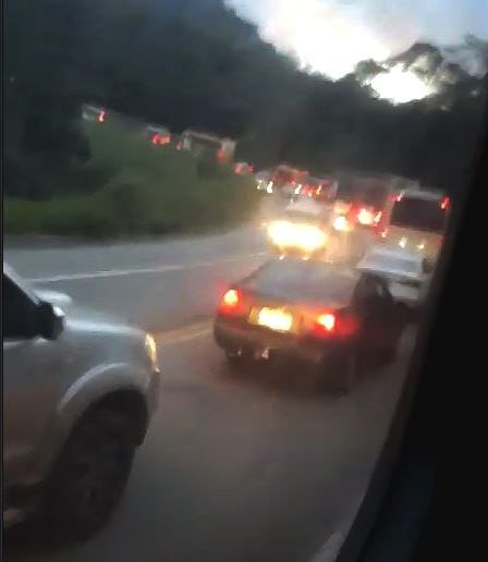 Acidente e fluxo intenso complicam trânsito na BR-381