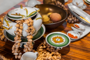 Marca portuguesa de porcelana lança coleção com índios caiapós da Amazônia
