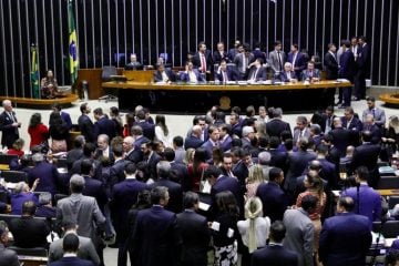 Texto aprovado nesta madrugada estabelece idade mínima para aposentadoria em 65 anos para homens e 62 para mulheres