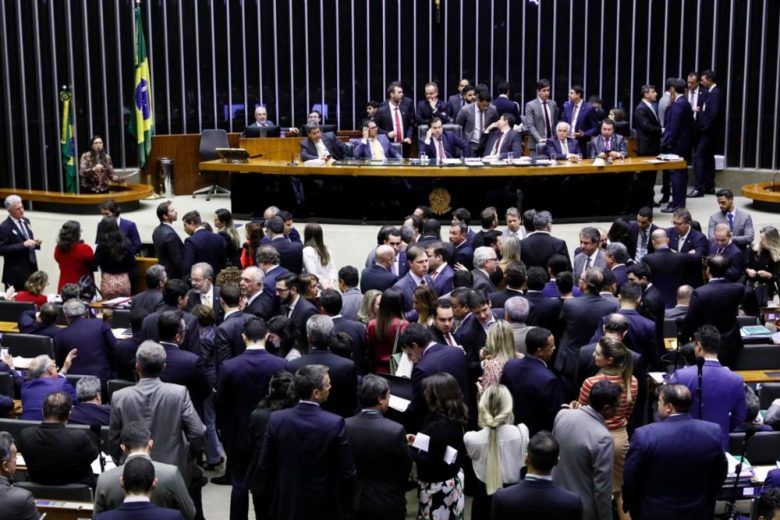 Texto aprovado nesta madrugada estabelece idade mínima para aposentadoria em 65 anos para homens e 62 para mulheres