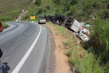 Carga é saqueada após carreta tombar na estrada de Nova Era e três são presos