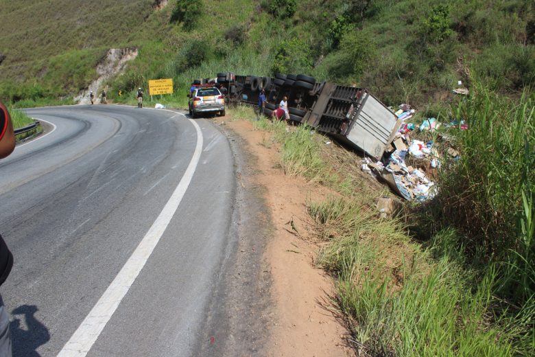 Carga é saqueada após carreta tombar na estrada de Nova Era e três são presos
